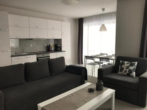uma sala de estar com um sofá e uma mesa em Apartament koloru morza - Lazur em Leba