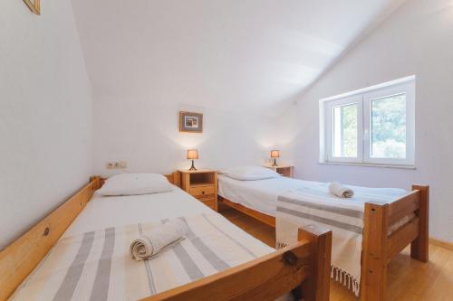 Ένα ή περισσότερα κρεβάτια σε δωμάτιο στο Stonehouse Korlat with open-air jacuzzi