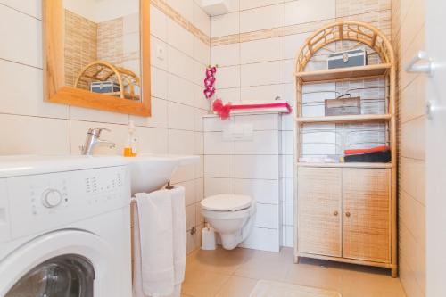 Ένα μπάνιο στο Stonehouse Korlat with open-air jacuzzi