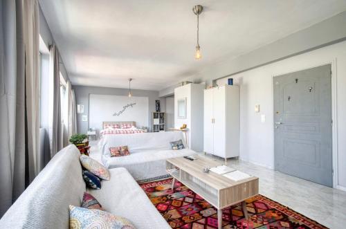 un soggiorno con divano e tavolo di A little Taste of Home Apartments ad Atene