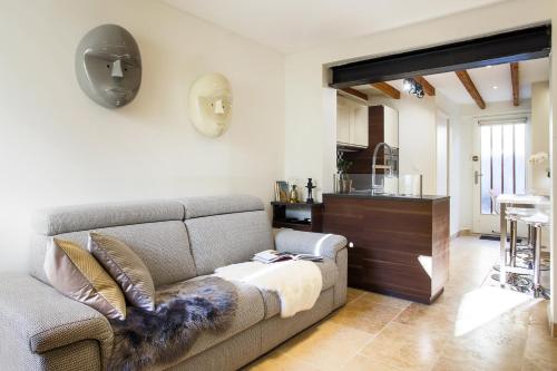 Il comprend un salon avec un canapé et une cuisine. dans l'établissement My Pad Provence 4, à Avignon