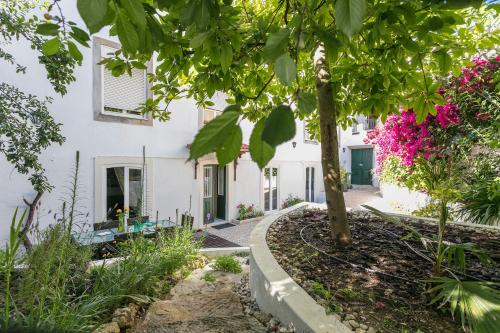 Lisbon Garden Stays, Apt close to Tram 28, Views & São Jorge Castle