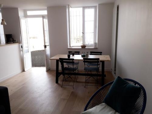 une salle à manger avec une table et des chaises dans une pièce dans l'établissement Appartement au coeur de Bayonne sur les remparts, à Bayonne