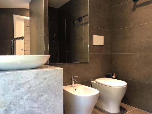 VILLA DELLE ROSE CINQUE TERRE في بيفيرينو: حمام مع حوض ومرحاض