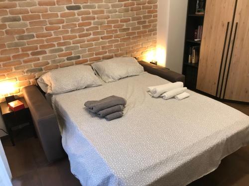 łóżko w pokoju z dwoma ręcznikami w obiekcie Appartamento in via Licia w Rzymie