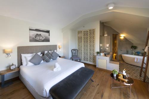מיטה או מיטות בחדר ב-מלון מרגוזה בוטיק תל אביב יפו