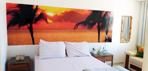 - une chambre avec un lit orné d'une peinture murale dans l'établissement Ap aluguel no Guaibim, à Guaibim