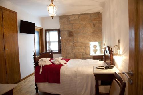 una camera da letto con un letto e asciugamani di Cerrado dos Outeirinhos a Cinfães