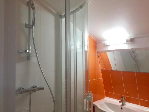 une salle de bain avec douche et lavabo dans l'établissement à 30 m du coeur de la rue des Bains, à Trouville-sur-Mer
