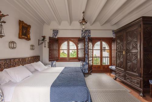 Villa Elvira, exclusive Pool and Gardens in the heart of Sevilla tesisinde bir odada yatak veya yataklar