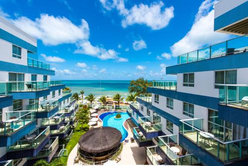 vistas al océano desde el balcón de un edificio en Coral Plaza Apart Hotel en Natal