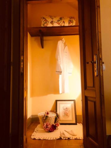 a room with a mirror and a basket and a picture at Il Borghetto Andrea Tafi in Lamporecchio