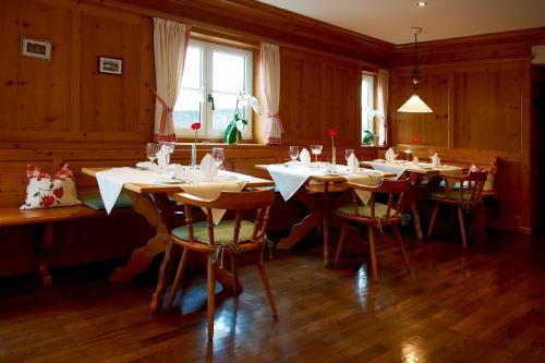 a dining room with a long table and chairs at Dein Engel in Oberstaufen
