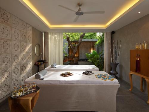 Villa Villa Pattaya tesisinde bir odada yatak veya yataklar