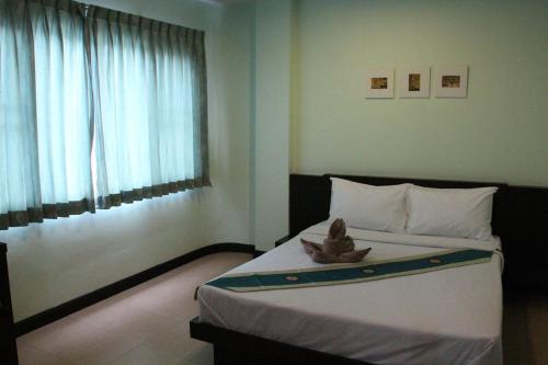 En eller flere senger på et rom på Baan Vor. Sumongkol Service Apartment