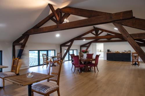 une salle à manger avec des tables et des chaises en bois dans l'établissement Château Tour Saint-Fort Chambre d'hôtes, à Saint-Estèphe