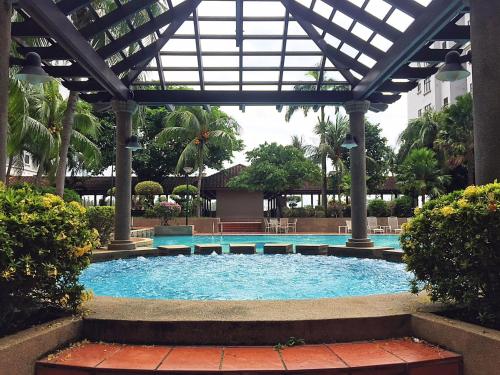 a large swimming pool with a pergola at Amadel Residence 爱媄德民宿 1314 in Melaka