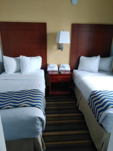 Katil atau katil-katil dalam bilik di Travelodge by Wyndham Bishop