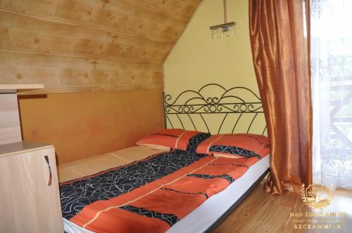 a small bedroom with a bed in a room at "Nad Zdrojami" Domek Sopotnicka 691-739-603 in Szczawnica