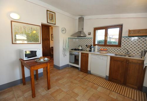 La Casa di Anna Vittoriaにあるキッチンまたは簡易キッチン