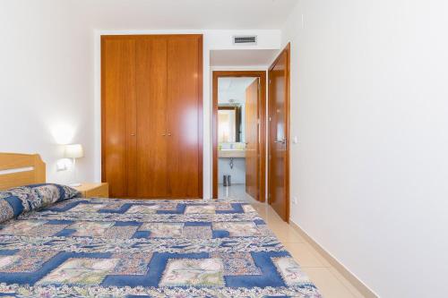 a bedroom with a king sized bed and a hallway at MILLENIUM 1 2-1 in Roses