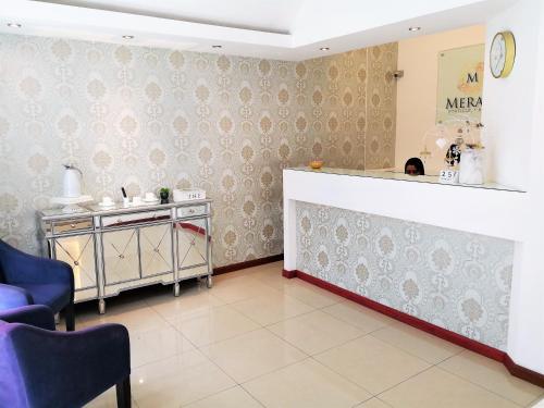 a kitchen with a counter and a table and chairs at Meraki Boutique Hotel in Guatemala