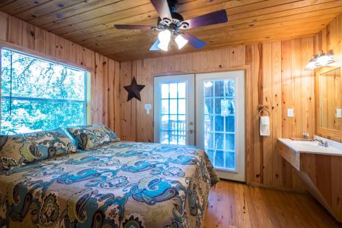 Cama ou camas em um quarto em River Bluff Cabins