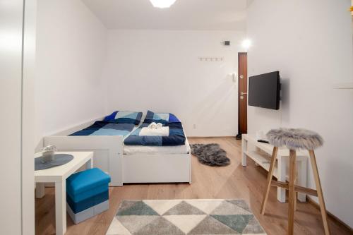 クルジュ・ナポカにあるInternational Aparthotelの小さなベッドルーム(ベッド1台、テレビ付)