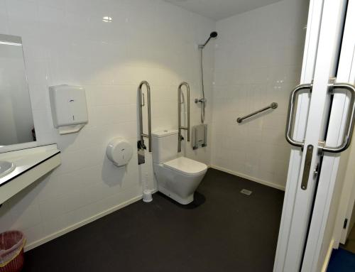 a bathroom with a toilet and a sink at Hostel Albergue Baionamar in Baiona