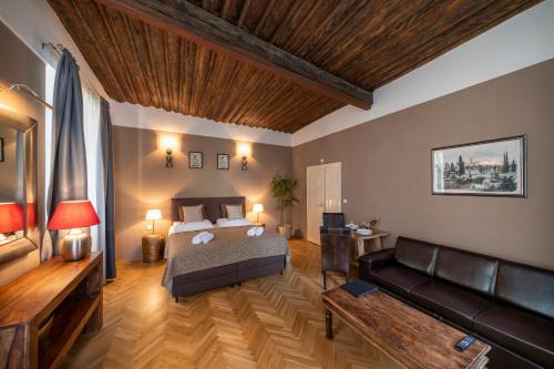 プラハにあるOld Town - Aparthotel Michalskaのベッドルーム(ベッド1台、ソファ付)
