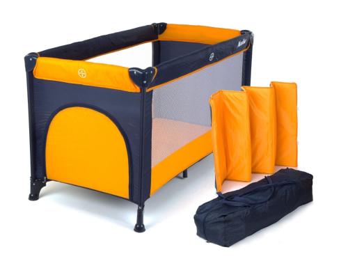 ein orangefarbenes und schwarzes Etagenbett mit orangefarbenen Kissen in der Unterkunft Апартамент Флора - гр.Приморско ММЦ in Primorsko