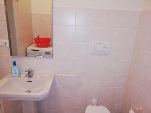 Ein Badezimmer in der Unterkunft Ortensia - Sanremo Apartments