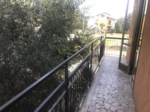 balkon z ogrodzeniem i przejściem w obiekcie Gene Holiday Home w Rawennie