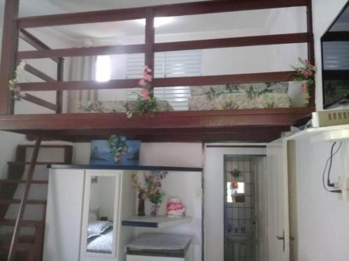 馬拉戈日的住宿－Chalé 01 em Maragogi Brasil Maragogi，客房设有带植物的阳台。