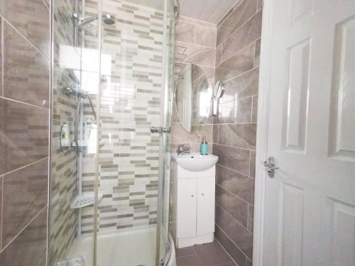 La salle de bains est pourvue d'une douche et d'un lavabo. dans l'établissement Venus 218 flat 4 at Marble Arch, à Londres