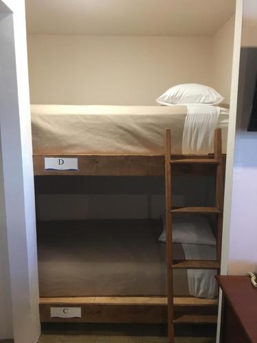 Tempat tidur susun dalam kamar di Mountain Chalet Aspen