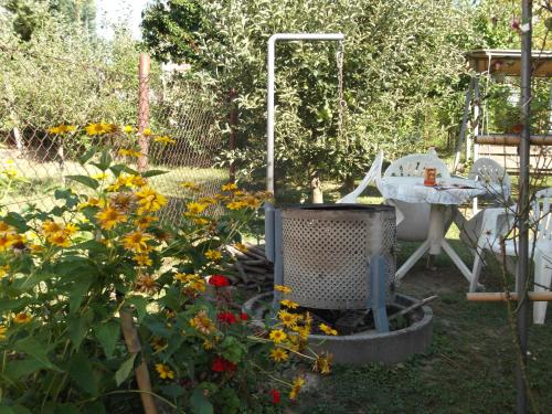 a garden with a table and some flowers at Szabó Apartmanház in Zalakaros