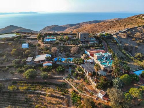 widok z powietrza na ośrodek z oceanem w tle w obiekcie Green Island Resort Villas Athena and Poseidon w mieście Ioulida