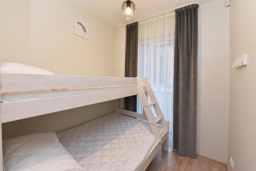Двухъярусная кровать или двухъярусные кровати в номере Vila Dia Palanga