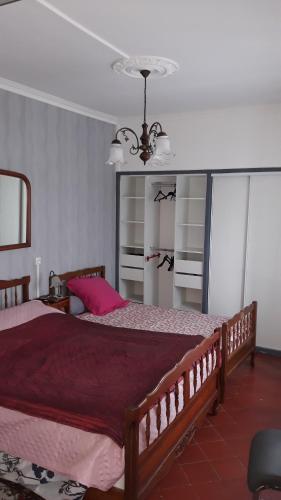 1 dormitorio con 1 cama grande con manta roja en Aude Cité-City, en Carcassonne