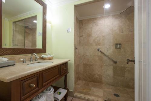 Ένα μπάνιο στο Royal Villas Resort
