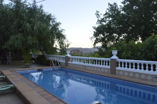 una piscina con una valla blanca alrededor en Casa Los Barranquillos, en Lanjarón