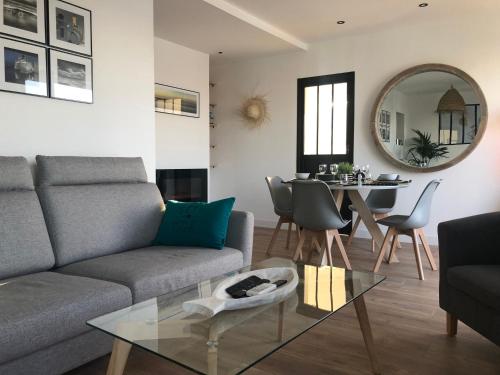 un salon avec un canapé et une table dans l'établissement L'Escale Sètoise, à Sète