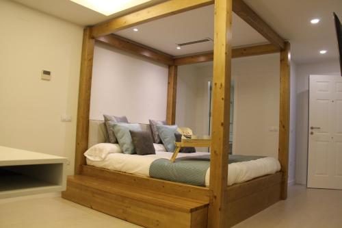 un letto a baldacchino in legno in una camera di Romantic Loft Ventura a Tarifa