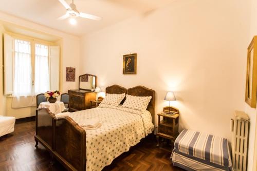 Schlafzimmer mit einem Bett und einem Fenster in der Unterkunft A Casa Cibella in Rom