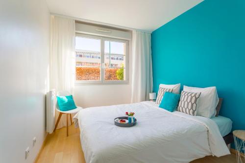 - une chambre avec un grand lit et un mur bleu dans l'établissement Dream park, à Montévrain