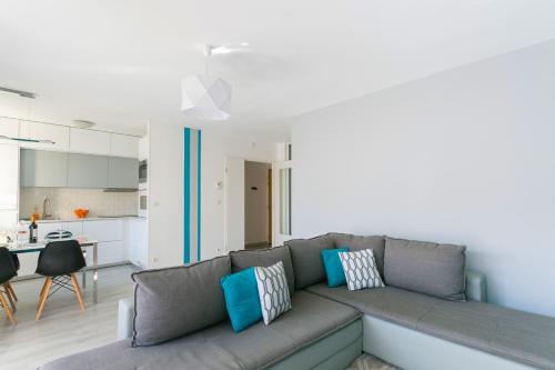 a living room with a gray couch with blue pillows at Dream park in Montévrain