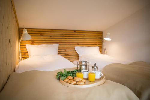 Katil atau katil-katil dalam bilik di Rezerwat Wielin Sauna - Balia - Hot Tube - Jacuzzi - Basen - Klimatyzacja - Kominek