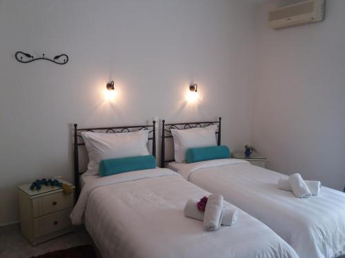 2 camas individuales en un dormitorio con toallas. en Pansion Irini, en Ouranoupoli