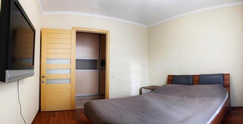 チフヴィンにあるУютный Тихвин апартаменты 1 микрорайон д 50のベッドルーム1室(ベッド1台付)、